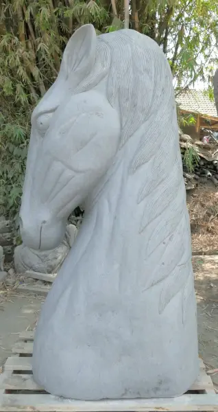 Product image 1 of the product “Head of a Horse made from Riverstone, looking down. 207cm Height. ”